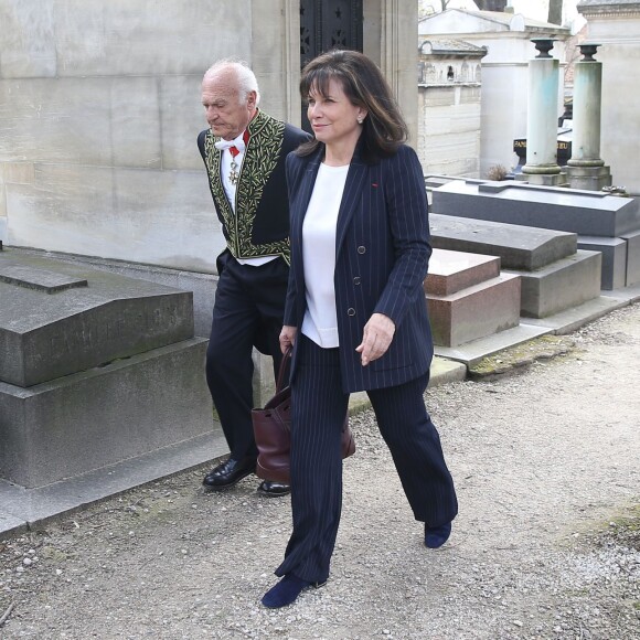 Anne Sinclair et son compagnon Pierre Nora ont assisté à l'inhumation dans l'intimité d'Alain Decaux au cimetière du Père-Lachaise, le 4 avril 2016, après ses obsèques nationales aux Invalides.