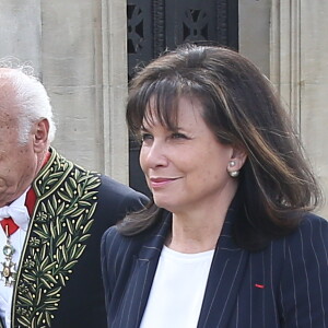 Anne Sinclair et son compagnon Pierre Nora ont assisté à l'inhumation dans l'intimité d'Alain Decaux au cimetière du Père-Lachaise, le 4 avril 2016, après ses obsèques nationales aux Invalides.