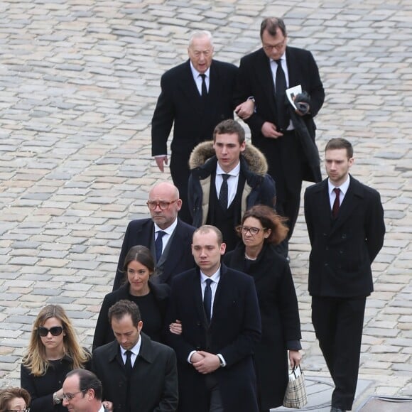 Micheline Pelletier, veuve d'Alain Decaux, et la famille de l'historien avec le président de la République François Hollande lors des obsèques nationales d'Alain Decaux à l'Hôtel national des Invalides le 4 avril 2016. © Cyril Moreau/Bestimage