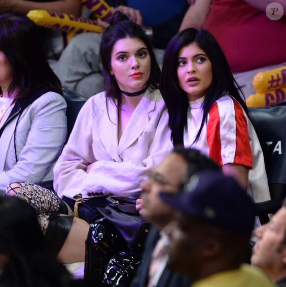 Kendall et Kylie Jenner au Staples Center à Los Angeles. Le 15 mars 2016.