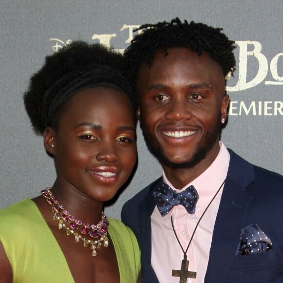 Lupita Nyong'o et son petit frère Peter jr - Première du film "Le Livre de la Jungle" au El Capitan Theatre à Hollywood le 4 avril 2016.