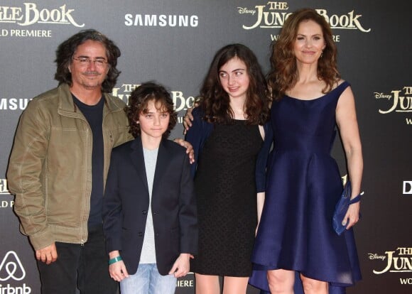 Amy Brenneman, son mari Brad Silberling et leurs enfants Bodhi Russell et Charlotte Tucker - Première du film "Le Livre de la Jungle" au El Capitan Theatre à Hollywood le 4 avril 2016