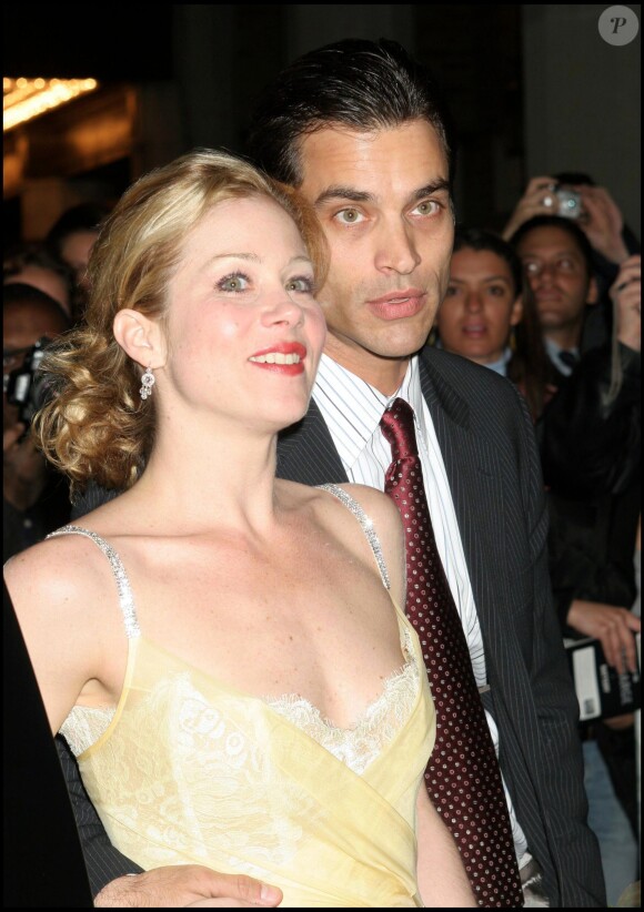 Christina Applegate et Johnathon Schaech  lors d'une soirée de charité à Broadway, le 4 mai 2005