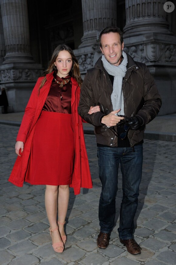 Stéphane Rotenberg au défilé Vanessa Bruno avec sa fille Emma, à Paris, le 1er mars 2013.