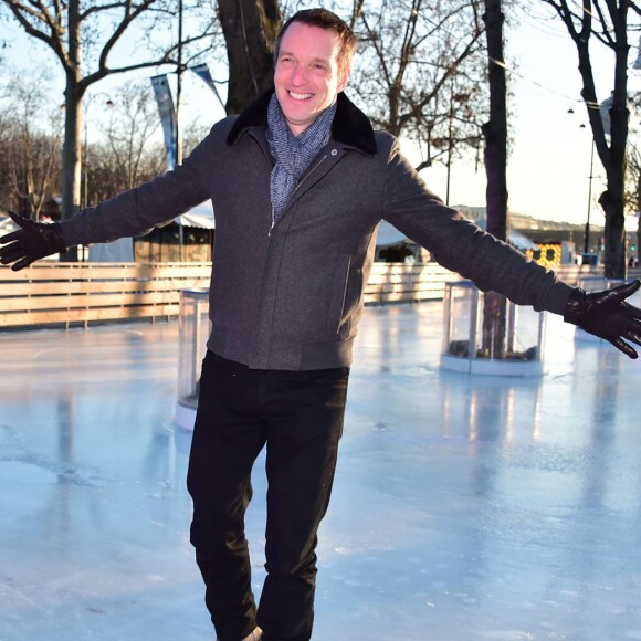 Stéphane Rotenberg anime une séance de Ice Fitness avec Sarah Abitbol sur la patinoire de Noël des Champs-Elysées à Paris, le 29 décembre 2014.