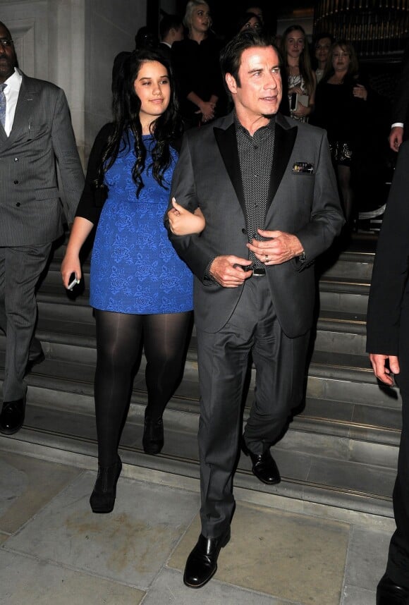 John Travolta et sa fille Ella quittent l'hôtel Corinthia à Londres, le 26 juin 2013.