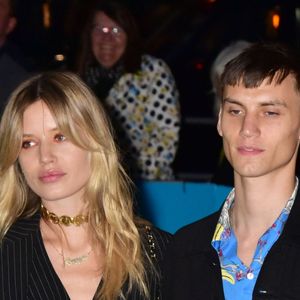 Georgia May Jagger et son compagnon Josh McLellan au vernissage de l'exposition "Exhibitionism" consacrée aux Rolling Stones à la Saatchi Gallery de Londres le 4 avril 2016. © CPA / Bestimage