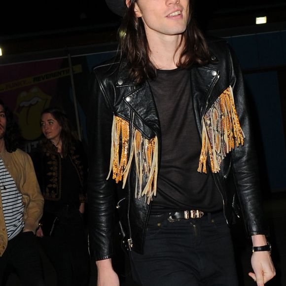 James Bay à la sortie du vernissage de l'exposition "Exhibitionism" consacrée aux Rolling Stones à Londres, le 4 avril 2016.
