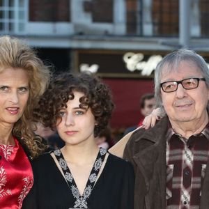 Bill Wyman, sa femme Suzanne Accosta et leurs filles Matilda, Jessica et Katherine  au vernissage de l'exposition "Exhibitionism" consacrée aux Rolling Stones à la Saatchi Gallery de Londres, le 4 avril 2016.