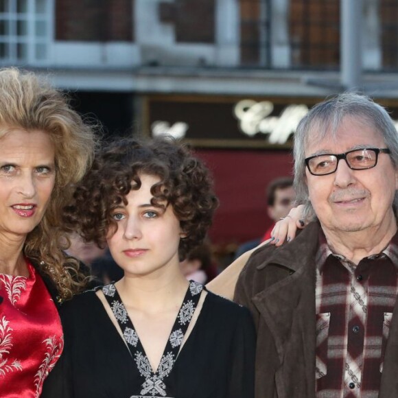 Bill Wyman, sa femme Suzanne Accosta et leurs filles Matilda, Jessica et Katherine  au vernissage de l'exposition "Exhibitionism" consacrée aux Rolling Stones à la Saatchi Gallery de Londres, le 4 avril 2016.