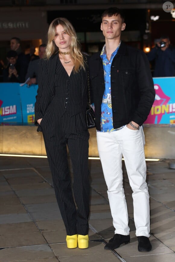 Georgia May Jagger et son compagnon Josh McLellan au vernissage de l'exposition "Exhibitionism" consacrée aux Rolling Stones à la Saatchi Gallery de Londres, le 4 avril 2016.