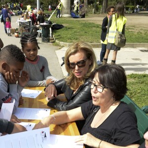 Valérie Trierweiler passe la journée à Marseille auprès des enfants avec le Secours Populaire, le 6 avril 2016. Ils ont fait une chasse aux oeufs, des dessins et même un Flash mob. Valérie Trierweiler a participé à toutes ces activités avec le sourire. © Patrick Carpentier / Bestimage