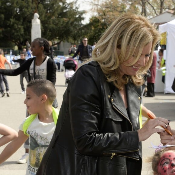 Valérie Trierweiler passe la journée à Marseille auprès des enfants avec le Secours Populaire, le 6 avril 2016. Ils ont fait une chasse aux oeufs, des dessins et même un Flash mob. Valérie Trierweiler a participé à toutes ces activités avec le sourire. © Patrick Carpentier / Bestimage