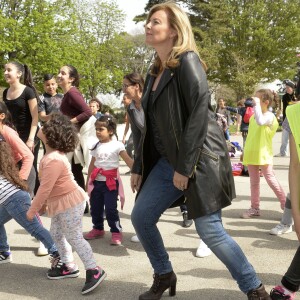 Valérie Trierweiler passe la journée à Marseille auprès des enfants avec le Secours Populaire, le 6 avril 2016. Ils ont fait une chasse aux oeufs, des dessins et même un Flash mob. Valérie Trierweiler a participé à toutes ces activités avec le sourire. © Patrick Carpentier / Bestimage