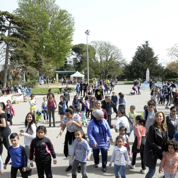 Valérie Trierweiler passe la journée à Marseille auprès des enfants avec le Secours Populaire, le 6 avril 2016. Ils ont fait une chasse aux oeufs, des dessins et même un Flash mob. Valérie Trierweiler a participé à toutes ces activités avec le sourire. © Patrick Carpentier / Bestimage