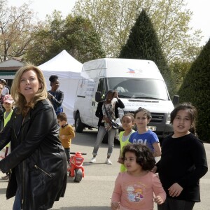 Valérie Trierweiler passe la journée à Marseille auprès des enfants avec le Secours Populaire, le 6 avril 2016. Ils ont fait une chasse aux oeufs, des dessins et même un Flash mob. Valérie Trierweiler a participé à toutes ces activités avec le sourire. © Patrick Carpentier / Bestimage