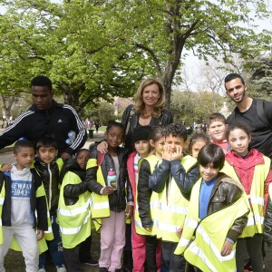 Valérie Trierweiler passe la journée à Marseille auprès des enfants avec le Secours Populaire, le 6 avril 2016. Ils ont fait une chasse aux oeufs, des dessins et même un Flash mob. Valérie Trierweiler a participé à toutes ces activités avec le sourire. © Patrick Carpentier / Bestimage