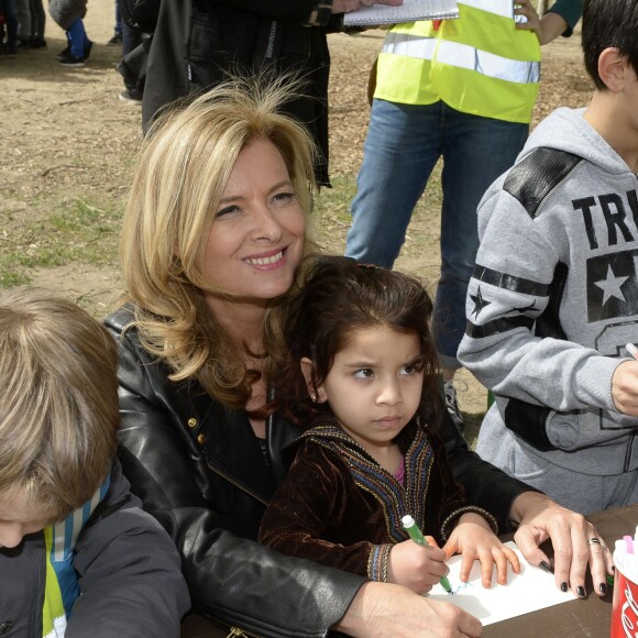 Valérie Trierweiler passe la journée à Marseille auprès des enfants avec le Secours Populaire, le 6 avril 2016. Ils ont fait une chasse aux oeufs, des dessins et même un Flash mob. Valérie Trierweiler a participé à toutes ces activités avec le sourire. © Patrick Carpentier / Bestimage