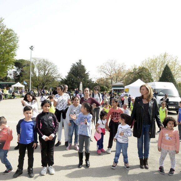 Valérie Trierweiler passe la journée à Marseille auprès des enfants avec le Secours Populaire, le 6 avril 2016. Ils ont fait une chasse aux oeufs, des dessins et même un Flash mob. Valérie Trierweiler a participé à toutes ces activités avec le sourire. © Patrick Carpentier / Bestimage