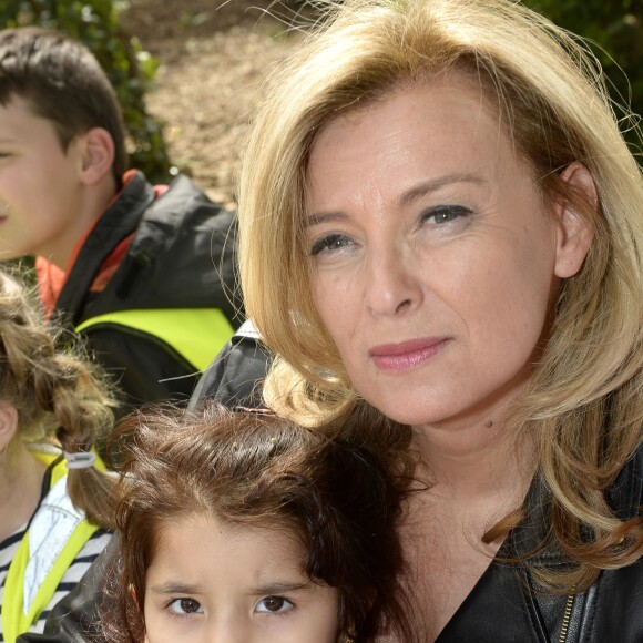 Valérie Trierweiler passe la journée à Marseille auprès des enfants avec le Secours Populaire, le 6 avril 2016. Ils ont fait une chasse aux oeufs, des dessins et même un Flash mob. Valérie Trierweiler a participé à toutes ces activités avec le sourire. © Patrick Carpentier / Bestimage