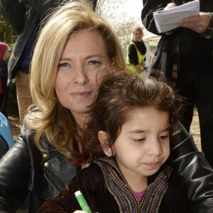 Valérie Trierweiler passe la journée à Marseille auprès des enfants avec le Secours Populaire, le 6 avril 2016. Ils ont fait une chasse aux oeufs, des dessins et même un Flash mob. Valérie Trierweiler a participé à toutes ces activités avec le sourire. © Patrick Carpentier / Bestimage