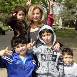 Valérie Trierweiler passe la journée à Marseille auprès des enfants avec le Secours Populaire, le 6 avril 2016. Ils ont fait une chasse aux oeufs, des dessins et même un Flash mob. Valérie Trierweiler a participé à toutes ces activités avec le sourire. © Patrick Carpentier / Bestimage