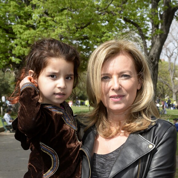 Valérie Trierweiler passe la journée à Marseille auprès des enfants avec le Secours Populaire, le 6 avril 2016. Ils ont fait une chasse aux oeufs, des dessins et même un Flash mob. Valérie Trierweiler a participé à toutes ces activités avec le sourire. © Patrick Carpentier / Bestimage