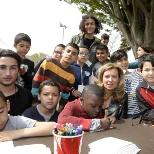 Valérie Trierweiler passe la journée à Marseille auprès des enfants avec le Secours Populaire, le 6 avril 2016. Ils ont fait une chasse aux oeufs, des dessins et même un Flash mob. Valérie Trierweiler a participé à toutes ces activités avec le sourire. © Patrick Carpentier / Bestimage