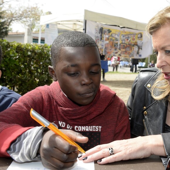 Valérie Trierweiler passe la journée à Marseille auprès des enfants avec le Secours Populaire, le 6 avril 2016. Ils ont fait une chasse aux oeufs, des dessins et même un Flash mob. Valérie Trierweiler a participé à toutes ces activités avec le sourire. © Patrick Carpentier / Bestimage