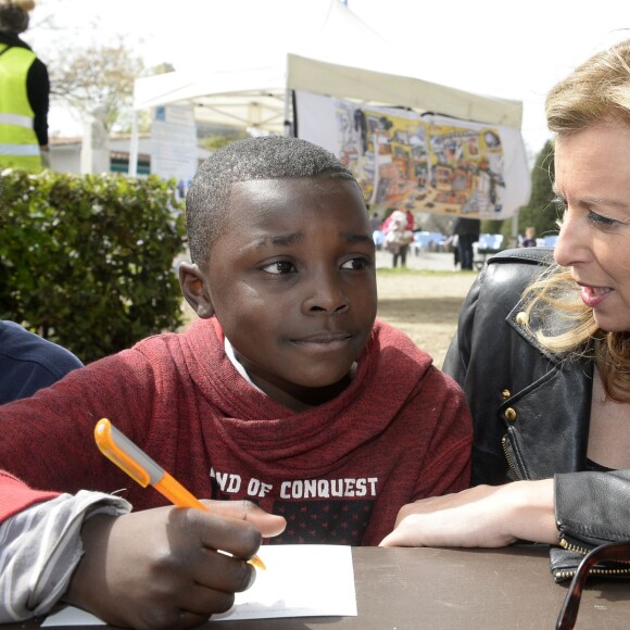 Valérie Trierweiler passe la journée à Marseille auprès des enfants avec le Secours Populaire, le 6 avril 2016. Ils ont fait une chasse aux oeufs, des dessins et même un Flash mob. Valérie Trierweiler a participé à toutes ces activités avec le sourire. © Patrick Carpentier / Bestimage