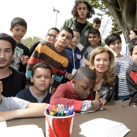 Valérie Trierweiler passe la journée à Marseille auprès des enfants avec le Secours Populaire, le 6 avril 2016. Ils ont fait une chasse aux oeufs, des dessins et même un Flash mob. Valérie Trierweiler a participé à toutes ces activités avec le sourire. © Patrick Carpentier / Bestimage