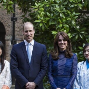 Le prince William et la duchesse Catherine de Cambridge recevaient le 6 avril 2016 à Kensington Palace de jeunes travailleurs et étudiants d'origine indienne et bhoutanaise, à quelques jours de leur tournée officiel dans leurs pays.