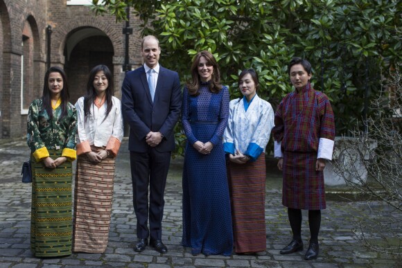 Le prince William et la duchesse Catherine de Cambridge recevaient le 6 avril 2016 à Kensington Palace de jeunes travailleurs et étudiants d'origine indienne et bhoutanaise, à quelques jours de leur tournée officiel dans leurs pays.