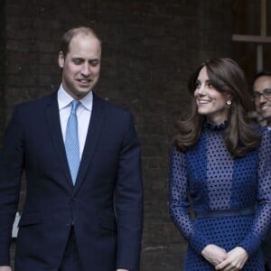 Le prince William et la duchesse Catherine de Cambridge recevaient le 6 avril 2016 à Kensington Palace de jeunes travailleurs et étudiants d'origine indienne et bhoutanaise, à quelques jours de leur tournée officiel dans leurs pays.