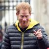 Le prince Harry pose avec les athlètes de l'équipe britannique des Invictus games 2016 devant le palais de Buckingham à Londres le 6 avril 2016.