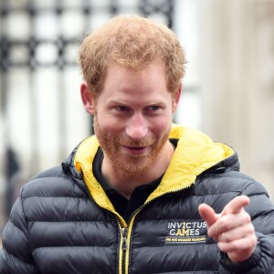 Le prince Harry pose avec les athlètes de l'équipe britannique des Invictus games 2016 devant le palais de Buckingham à Londres le 6 avril 2016.