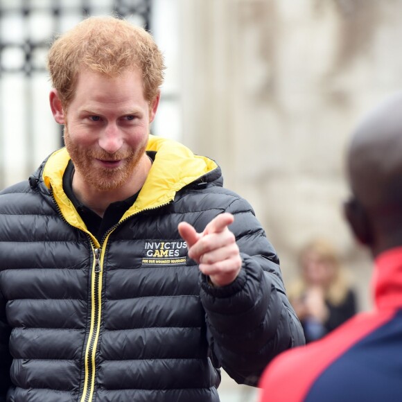 Le prince Harry pose avec les athlètes de l'équipe britannique des Invictus games 2016 devant le palais de Buckingham à Londres le 6 avril 2016.