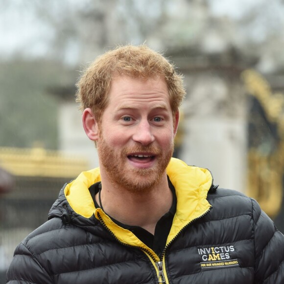 Le prince Harry pose avec les athlètes de l'équipe britannique des Invictus games 2016 devant le palais de Buckingham à Londres le 6 avril 2016.