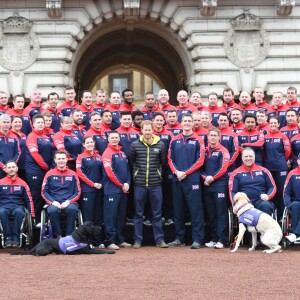 Le prince Harry pose avec les athlètes de l'équipe britannique des Invictus games 2016 devant le palais de Buckingham à Londres le 6 avril 2016.