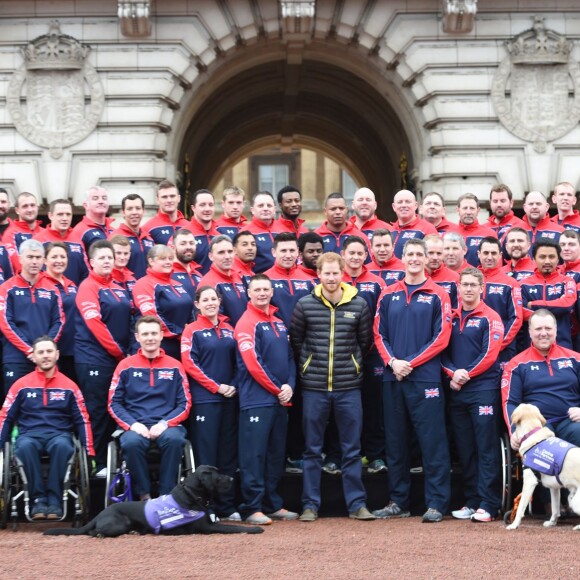 Le prince Harry pose avec les athlètes de l'équipe britannique des Invictus games 2016 devant le palais de Buckingham à Londres le 6 avril 2016.