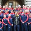 Le prince Harry pose avec les athlètes de l'équipe britannique des Invictus games 2016 devant le palais de Buckingham à Londres le 6 avril 2016.
