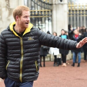 Le prince Harry pose avec les athlètes de l'équipe britannique des Invictus games 2016 devant le palais de Buckingham à Londres le 6 avril 2016.