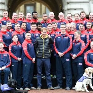 Le prince Harry pose avec les athlètes de l'équipe britannique des Invictus games 2016 devant le palais de Buckingham à Londres le 6 avril 2016.