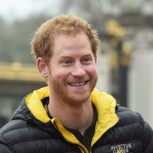 Le prince Harry pose avec les athlètes de l'équipe britannique des Invictus games 2016 devant le palais de Buckingham à Londres le 6 avril 2016.