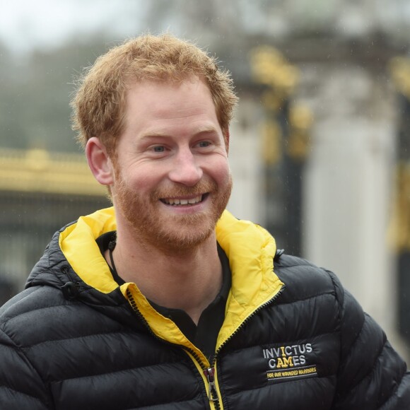 Le prince Harry pose avec les athlètes de l'équipe britannique des Invictus games 2016 devant le palais de Buckingham à Londres le 6 avril 2016.