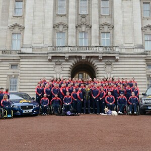 Le prince Harry pose avec les athlètes de l'équipe britannique des Invictus games 2016 devant le palais de Buckingham à Londres le 6 avril 2016.