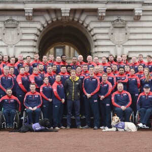 Le prince Harry pose avec les athlètes de l'équipe britannique des Invictus games 2016 devant le palais de Buckingham à Londres le 6 avril 2016.