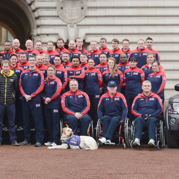 Le prince Harry pose avec les athlètes de l'équipe britannique des Invictus games 2016 devant le palais de Buckingham à Londres le 6 avril 2016.