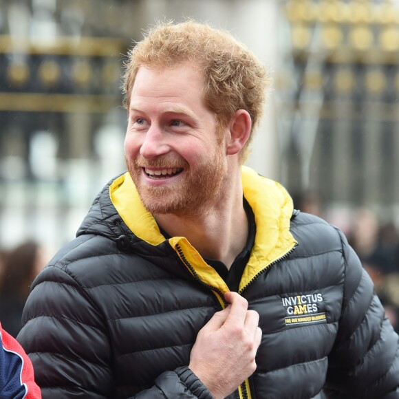 Le prince Harry pose avec les athlètes de l'équipe britannique des Invictus games 2016 devant le palais de Buckingham à Londres le 6 avril 2016.