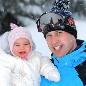Le prince William et sa fille la princesse Charlotte de Cambridge dans les Alpes françaises le 7 mars 2016.